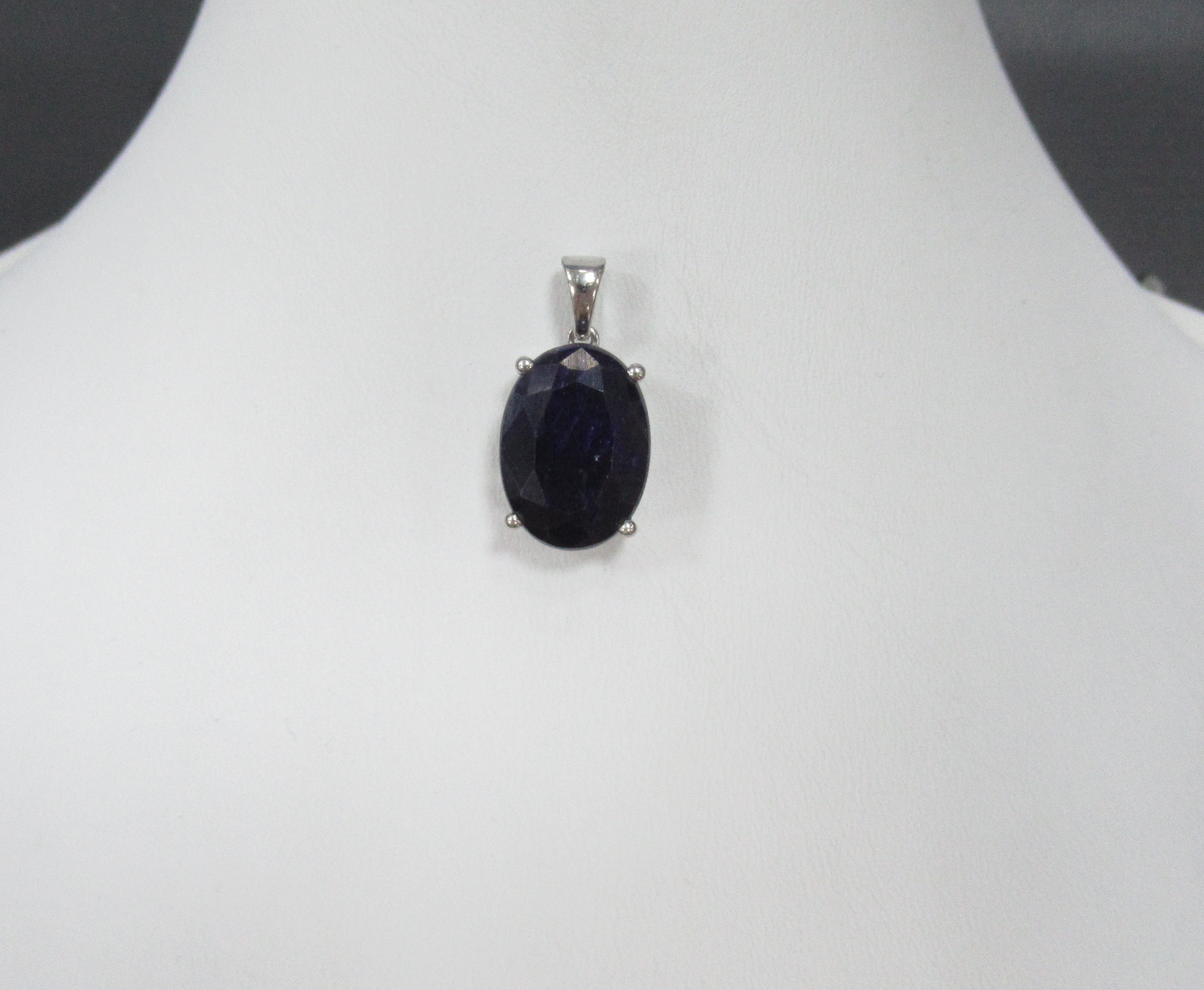 Серебряная подвеска с корундом